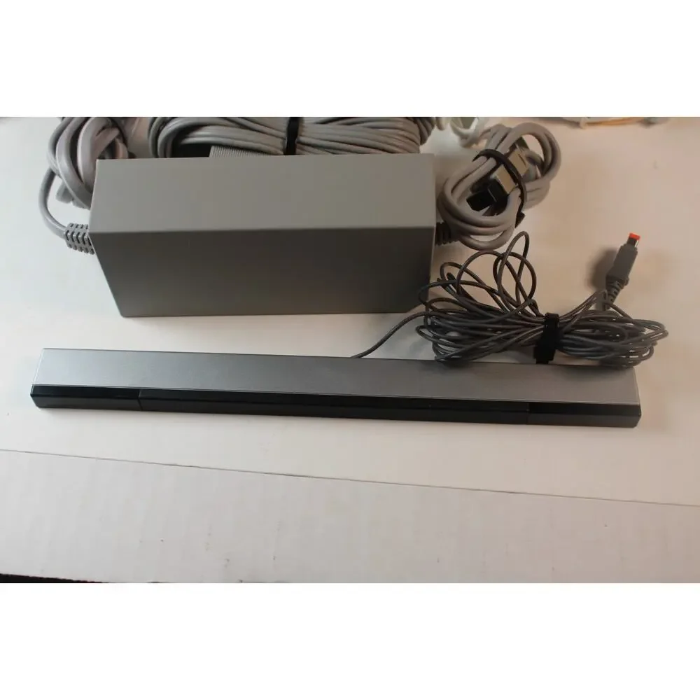 Nintendo Wii White Console RVL-001 W/ 1 OEM controller/chuk, 2 games, cord